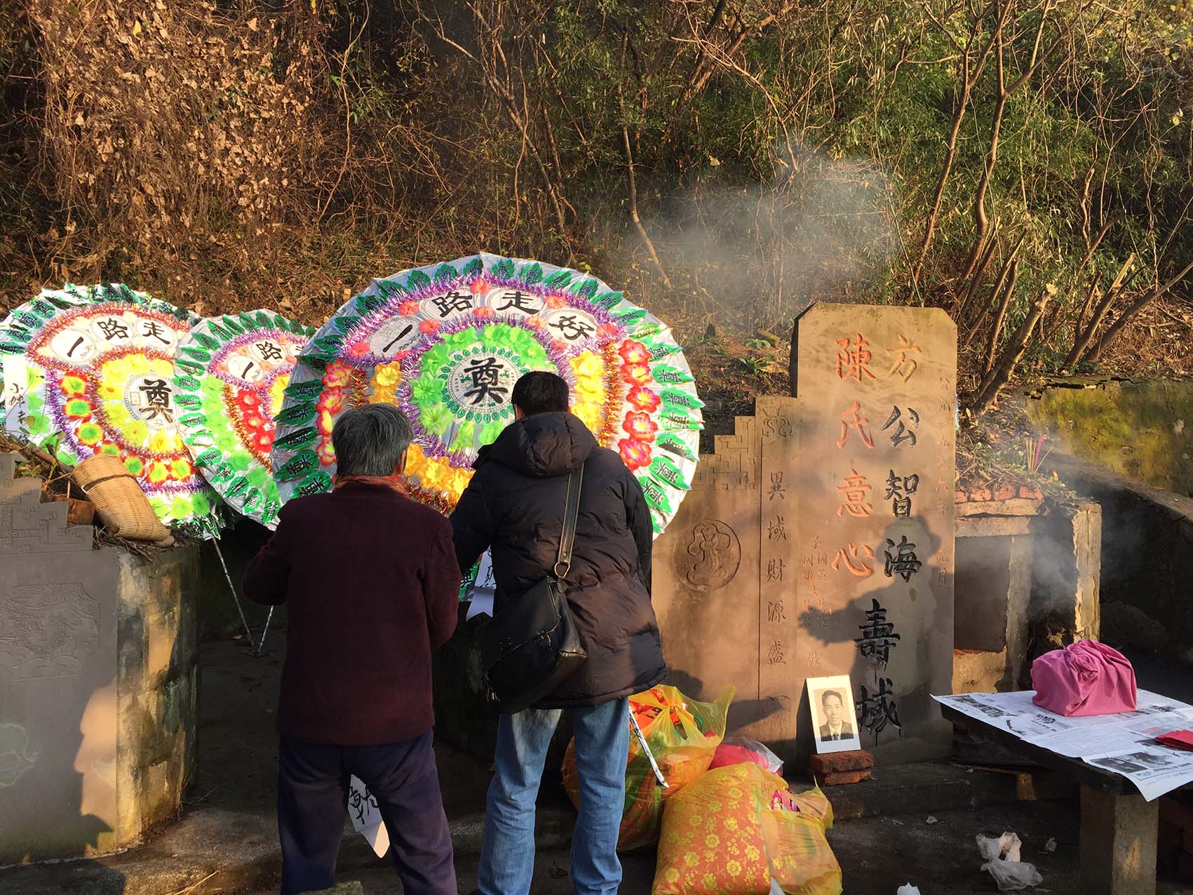 Mi papá y su tía arreglando la nueva casa de mi abuelo