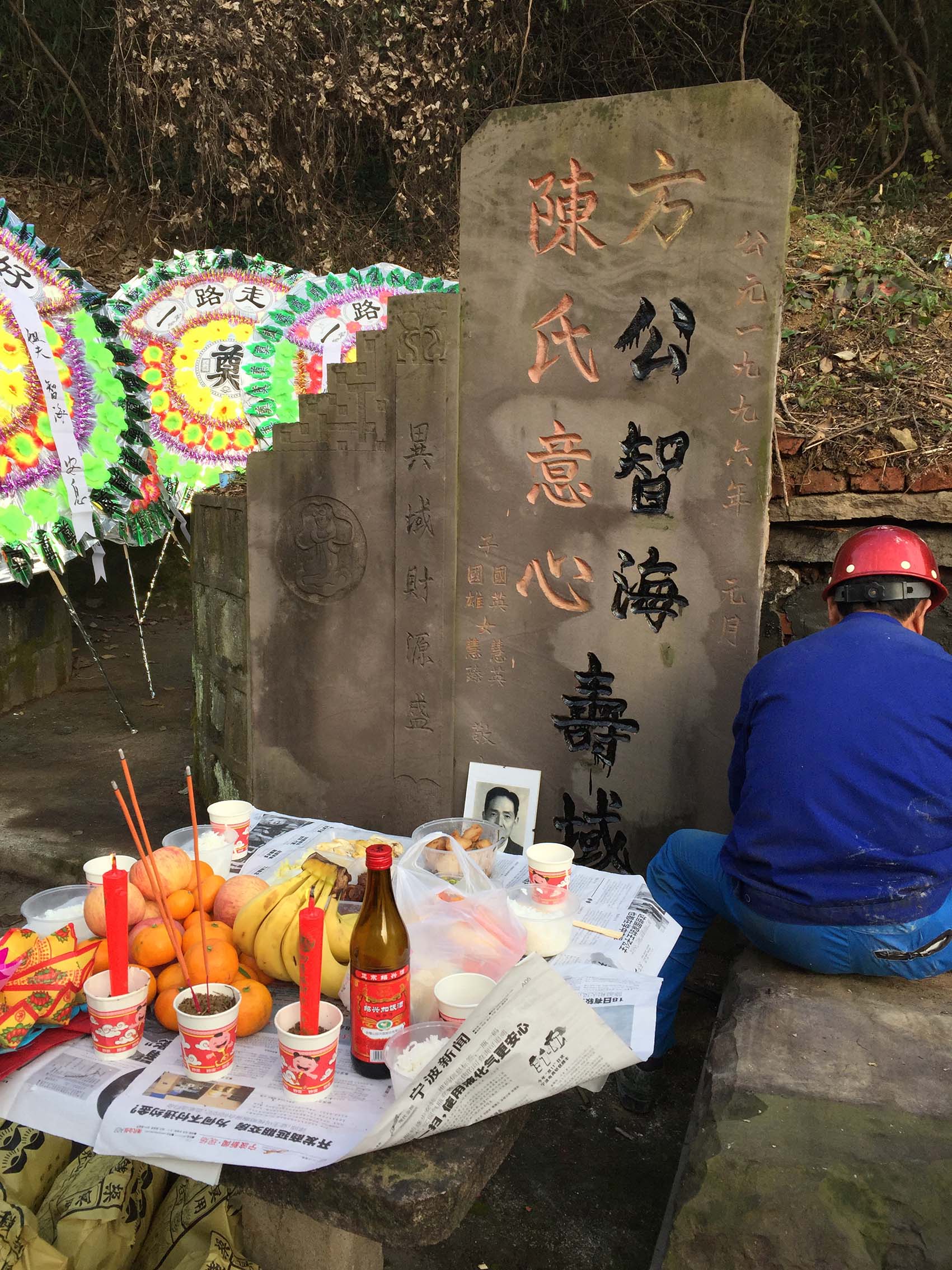 Un obrero tapa la entrada