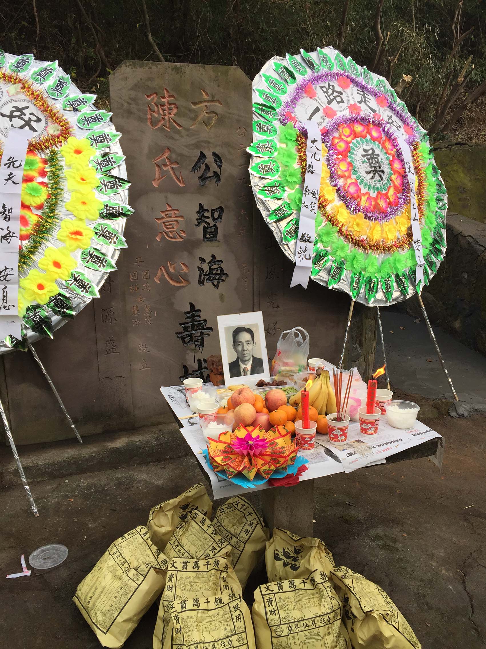 Pequeñas ofrendas: frutas, arroz, vino de arroz y velas