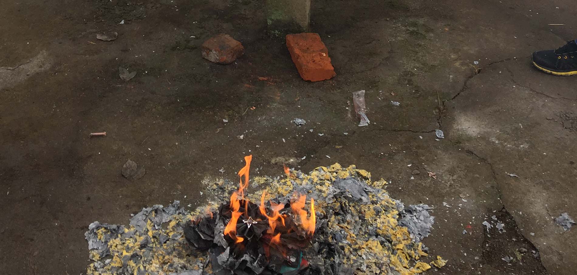 'Dinero' siendo quemado como ofrenda