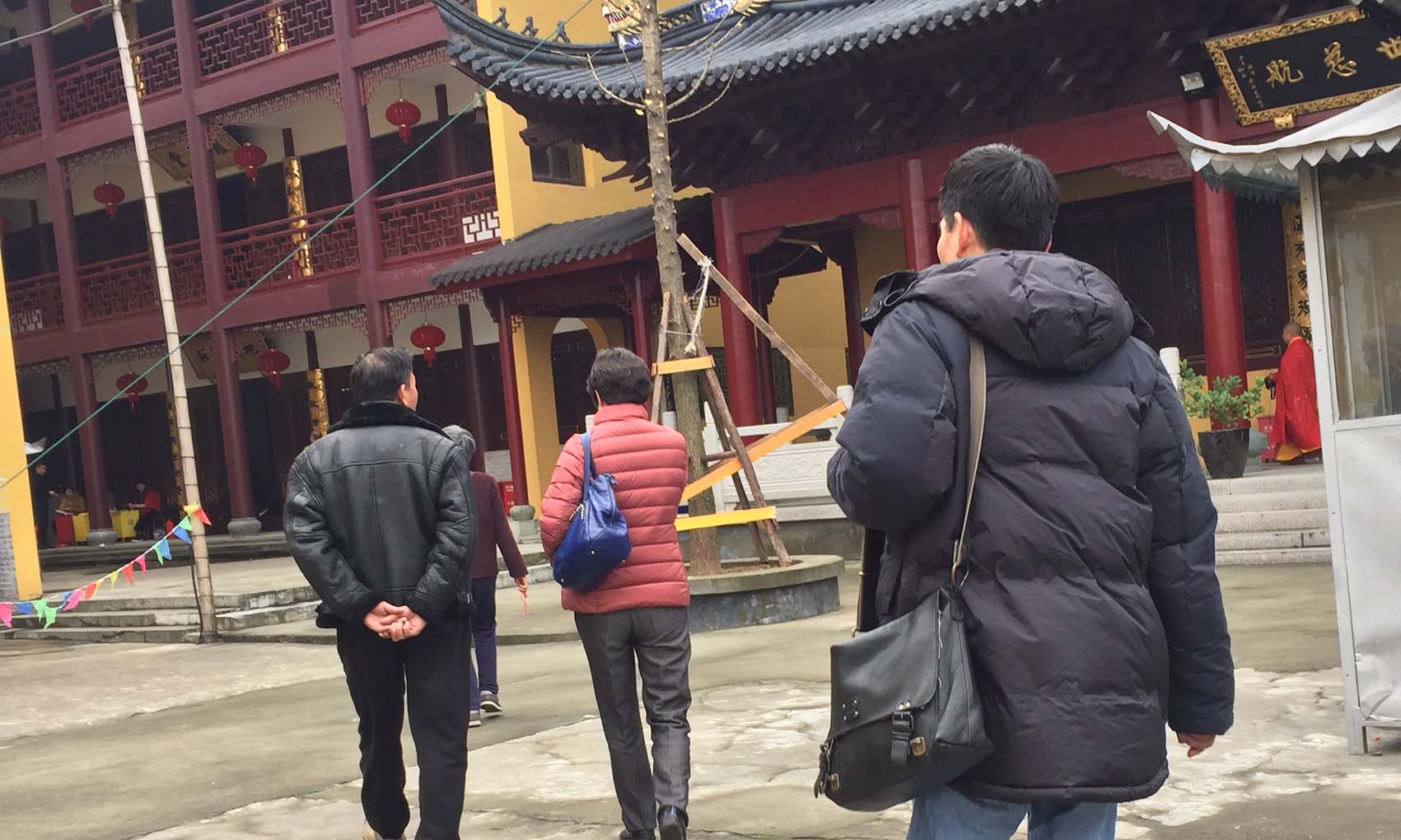 Mis tíos y mi papá llegando al templo