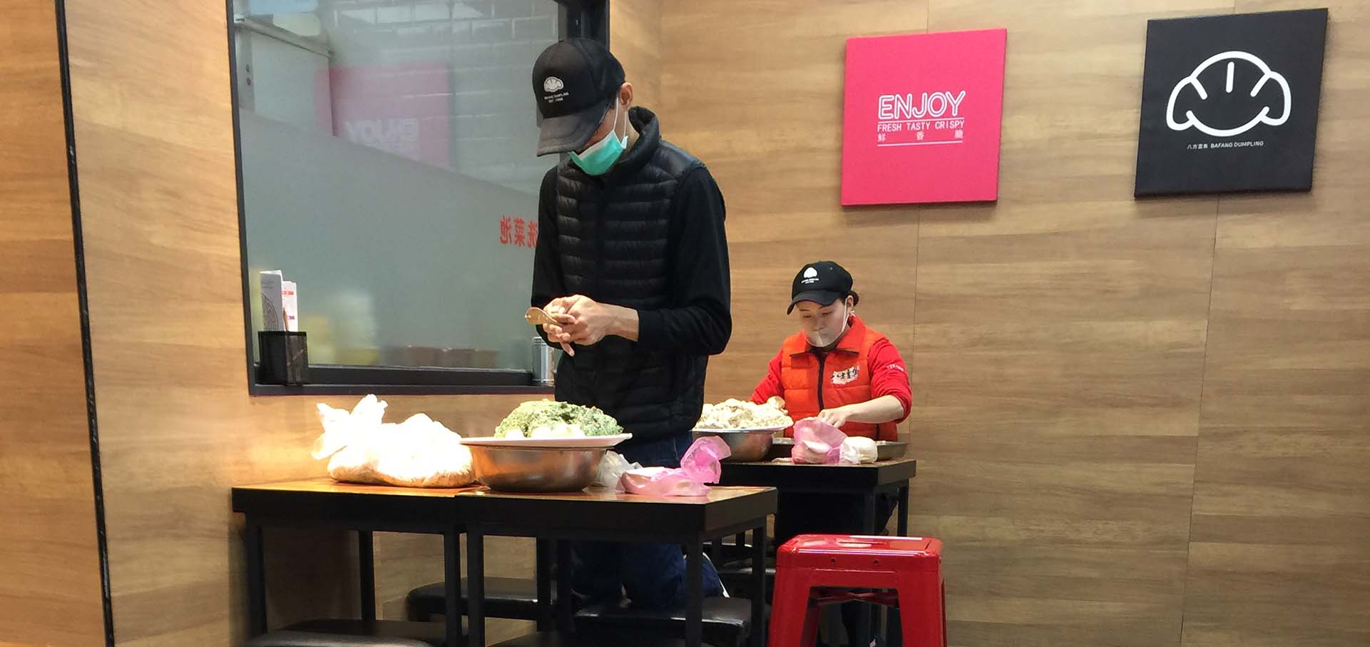 Empleados del local cocinando