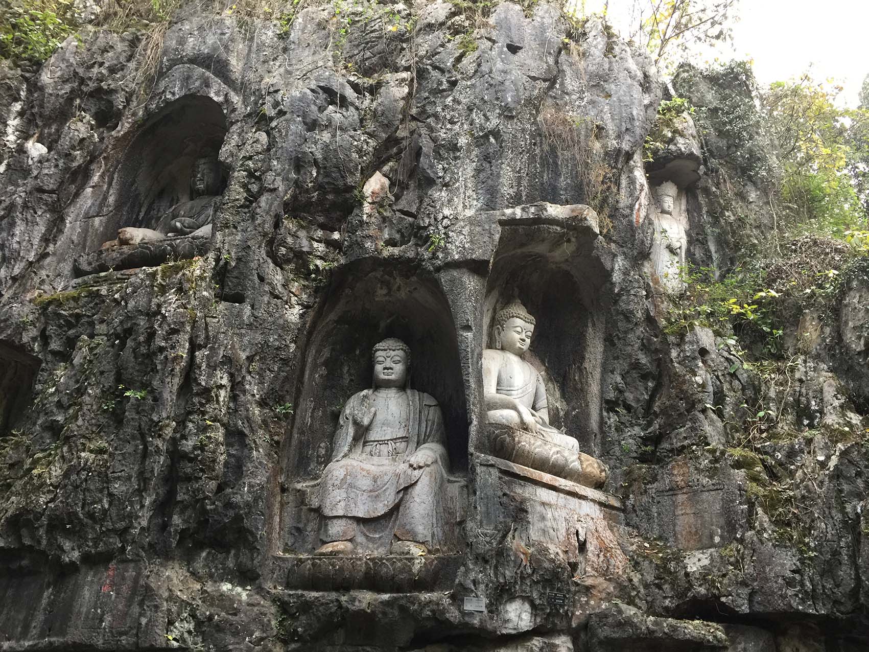Esculturas en el lado externo de la caverna
