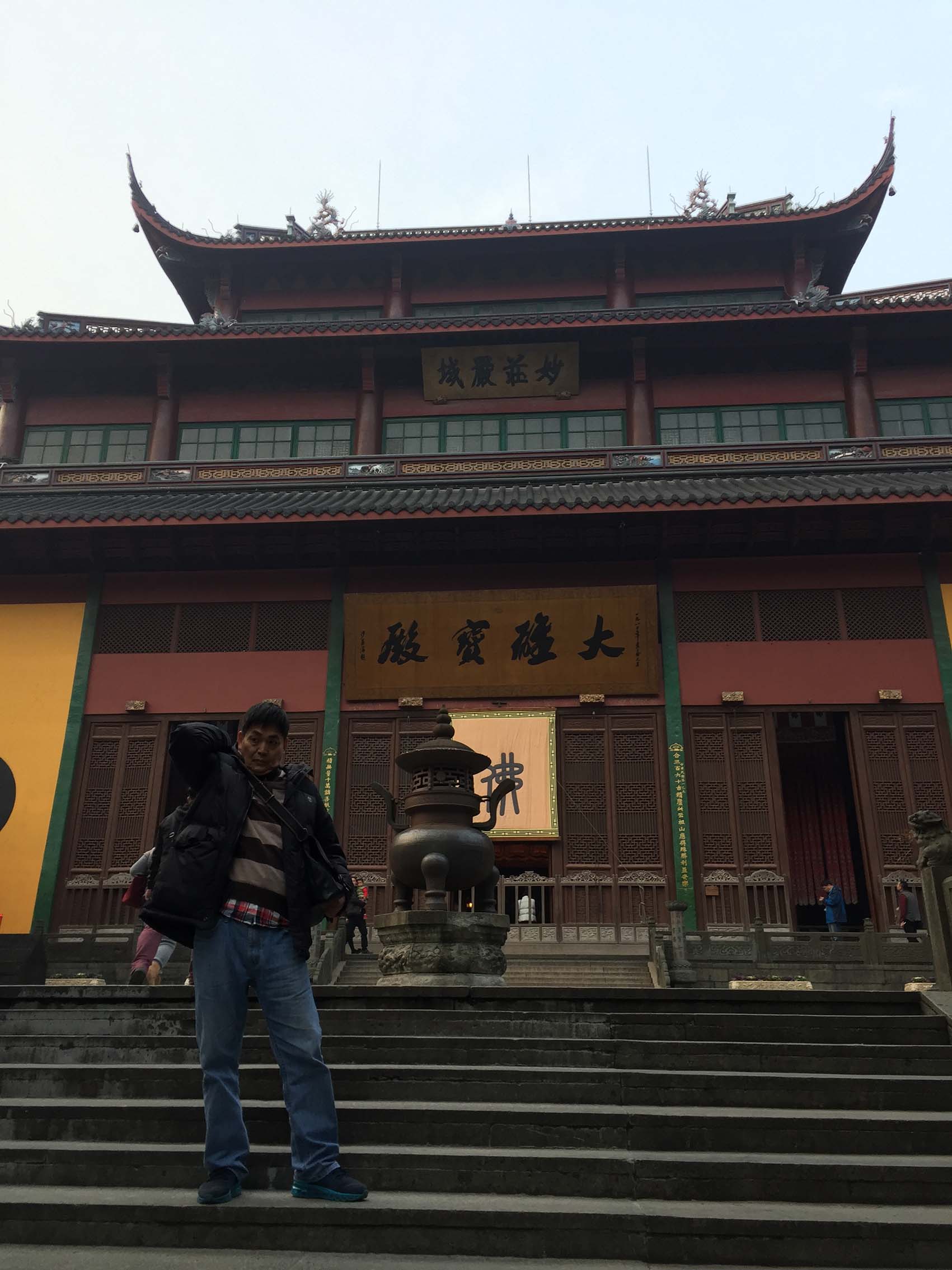 Mi papá frente a uno de los templos