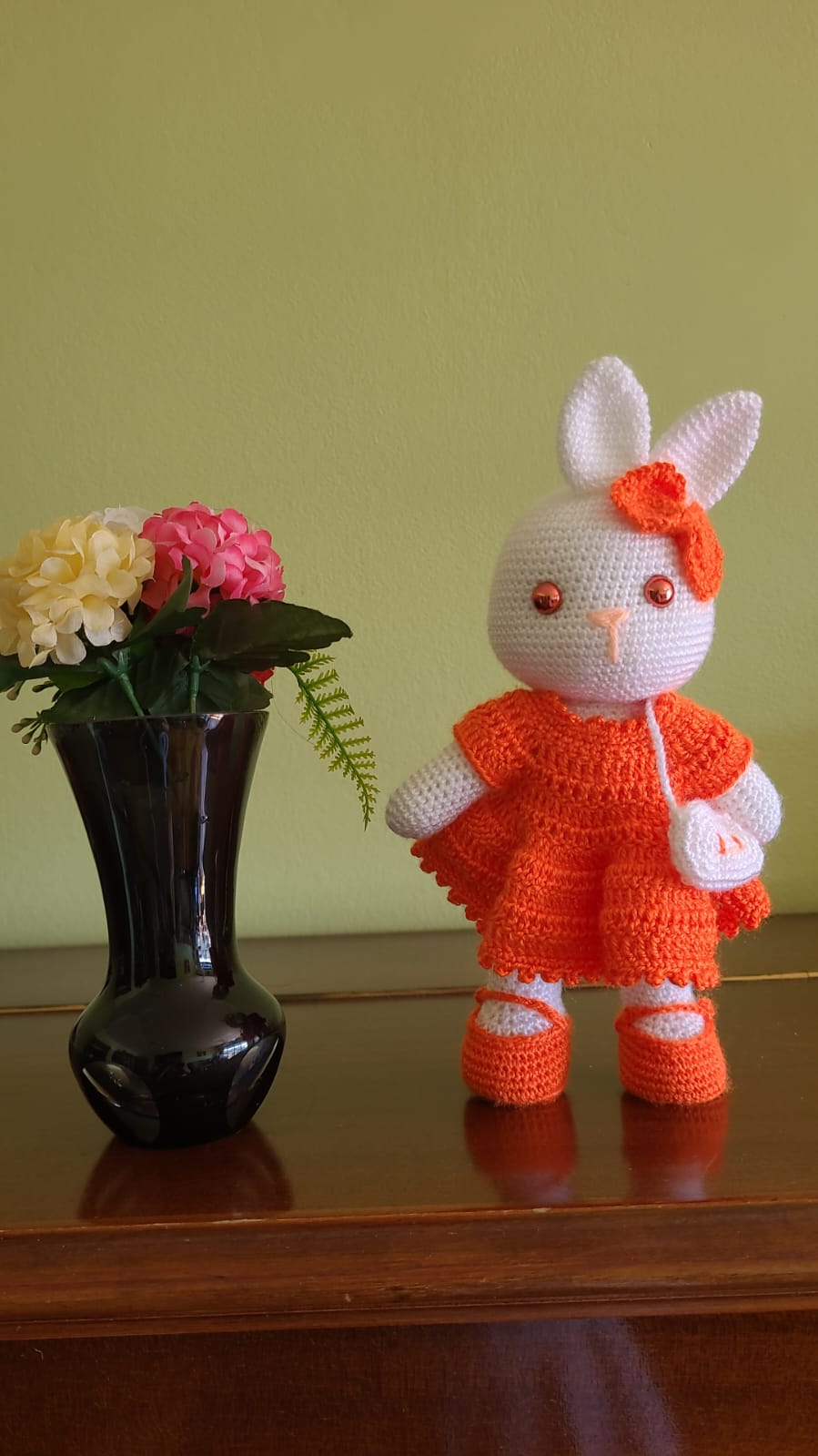 Pequeño conejito hecho a crochet.