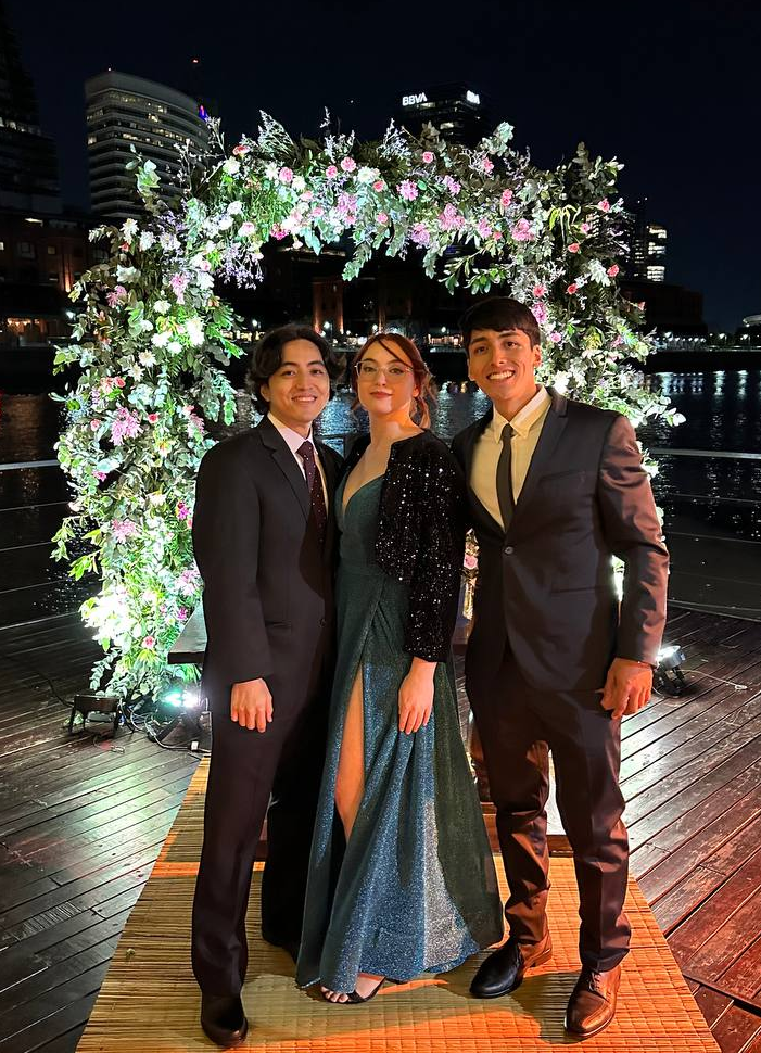 Foto posando con Ana y mi hermano.